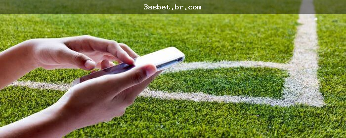 Bilhete de aposta de futebol sendo revisado antes da confirmação