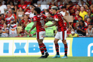 Pessoa analisando mercados de futebol e odds antes de apostar