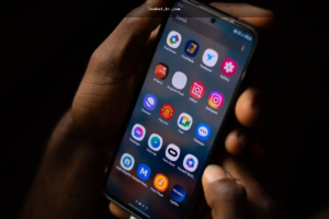 Pessoa verificando no Android a origem de um app ou APK antes de instalar