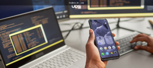 Tela de permissões de aplicativo Android sendo analisada com cuidado