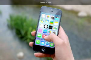 Usuário acessando a 3ssbet pelo celular em Bangladesh