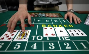 Mesa de baccarat online com cartas e fichas digitais