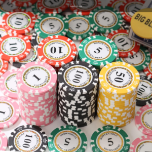 Mesa de blackjack online com cartas, fichas e área de decisões do jogador