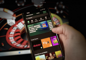 Pessoa acessando jogos de cassino e apostas esportivas na 3ssbet pelo celular