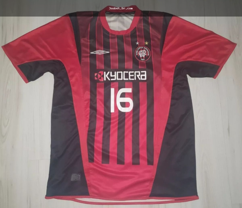 Pessoa analisando odds de futebol antes de apostar em jogo do Athletico Paranaense