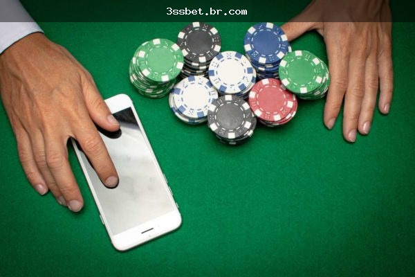 Pessoa avaliando no celular opções de cassino, apostas e login seguro
