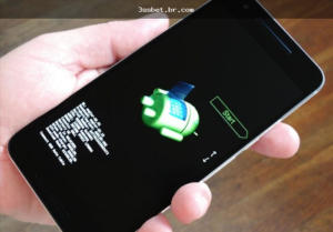 Pessoa verificando acesso mobile no Android antes de fazer login