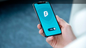 Pessoa verificando um APK no celular antes de instalar