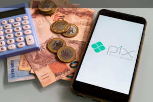 Tela de celular com alerta para verificar login e histórico financeiro antes de sacar