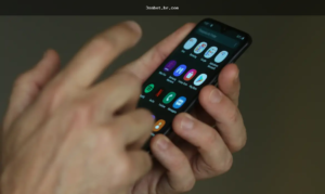 Usuário acessando a 3ssbet pelo celular com foco em login seguro