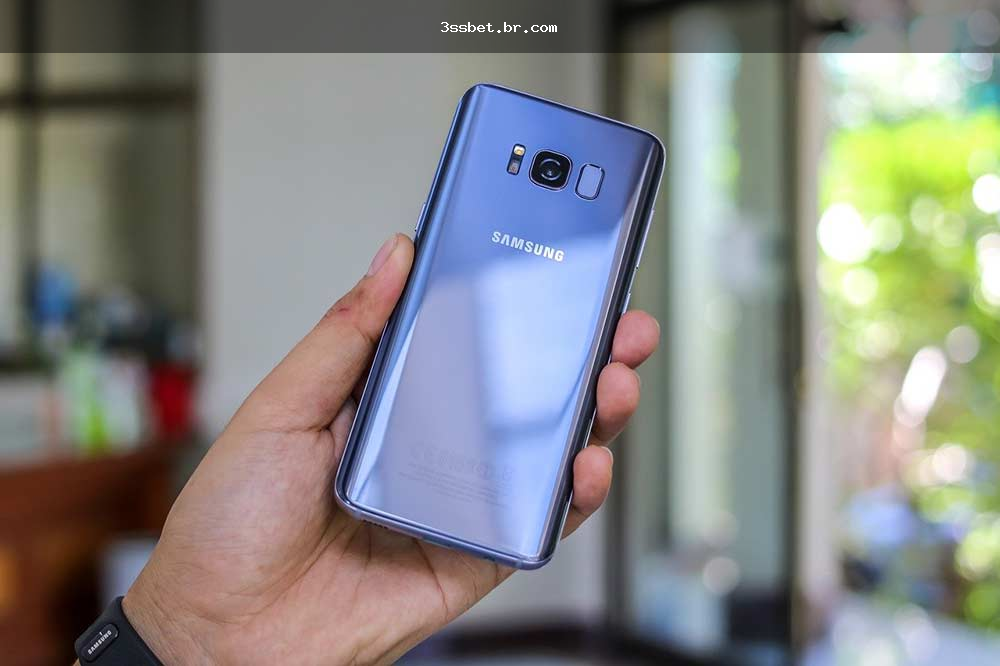 Usuário acessando a 3ssbet pelo celular com segurança